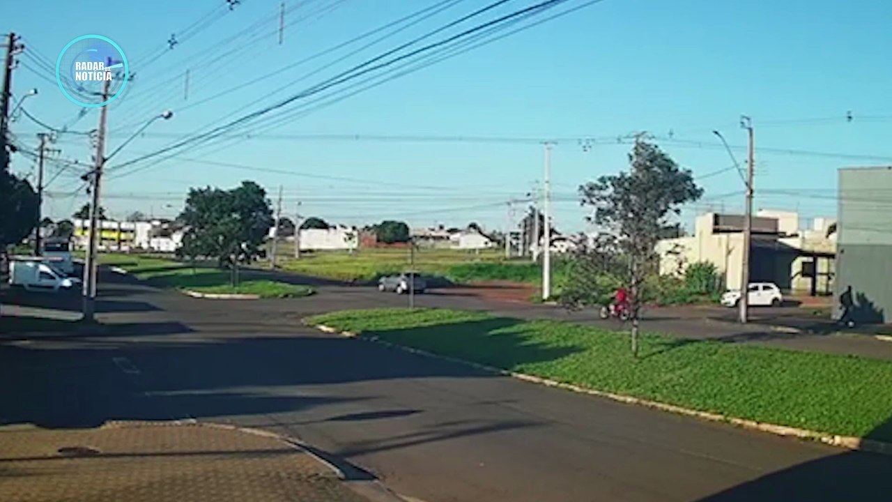 Vídeo flagra acidente em cruzamento de Maringá