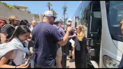 Tel Aviv, decine di stranieri in fila per lasciare Israele