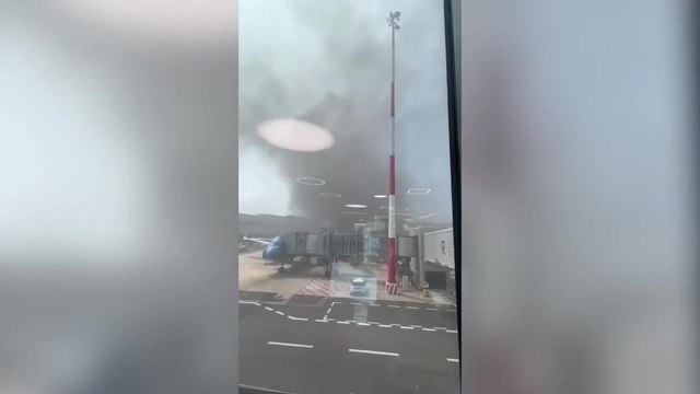 Incendio a Fiumicino: la passeggera in attesa del volo riprende la densa nuvola di fumo nero: «Dovrebbero evacuare tutti»