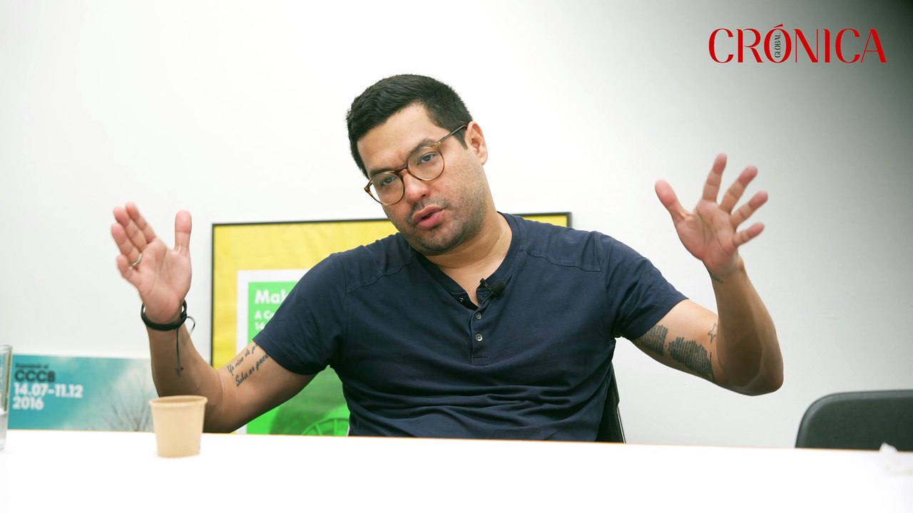 Óscar Martínez lleva un mes sin poder pisar su país
