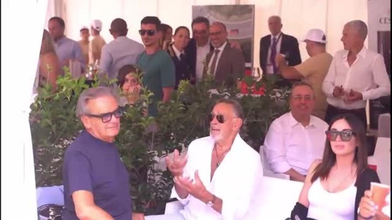 Mille miglia, parata di vip per il passaggio a Verona delle auto d'epoca