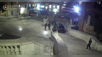 Con la Mercedes sulla Scalinata di Trinità dei Monti a Roma: il video
