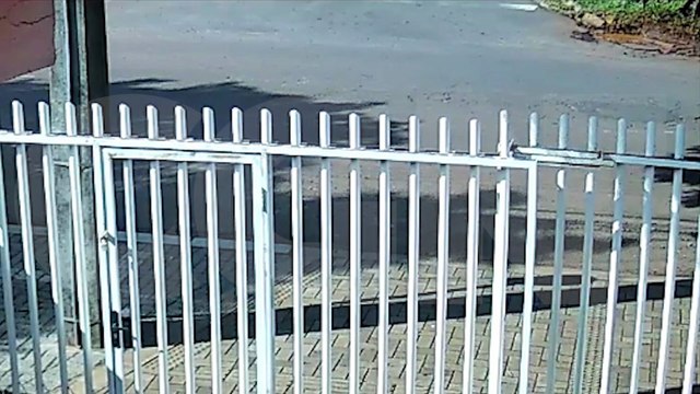 Câmera flagra momento exato da batida entre Kombi e ônibus no Parque Verde