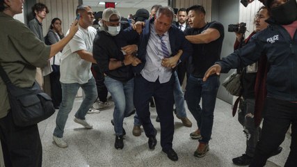 Contralor de Nueva York arrestado en corte de migración