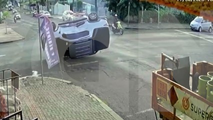 Câmera registra grave acidente entre viatura e caminhonete