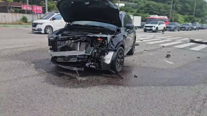경기 시흥에서 좌회전 SUV, 충돌 사고...2명 경상 / YTN