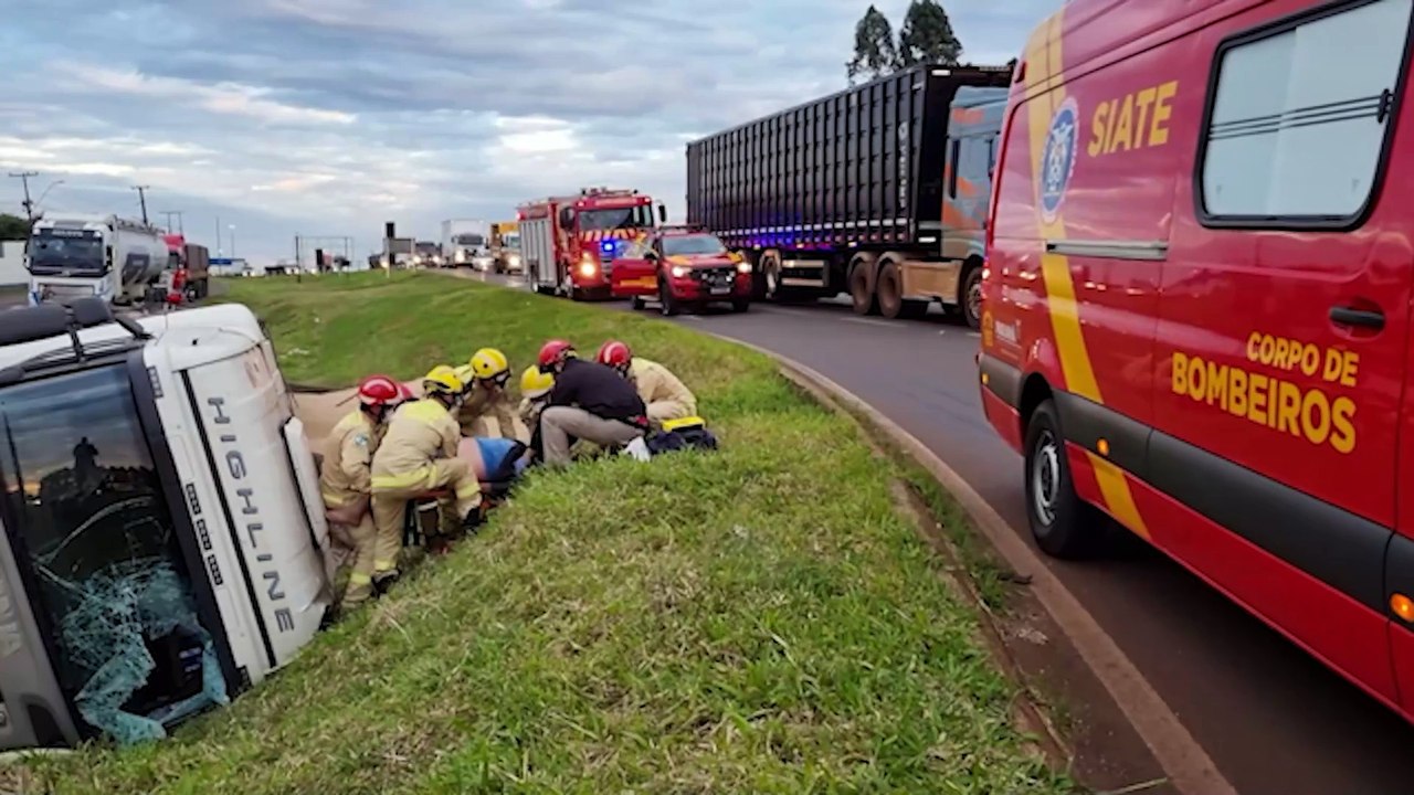 Carga de soja é retirada após tombamento de carreta na BR-277