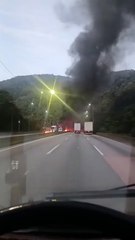 Carreta com produtos inflamáveis tomba e pega fogo na BR-376 no sentido Santa Catarina; veja o vídeo