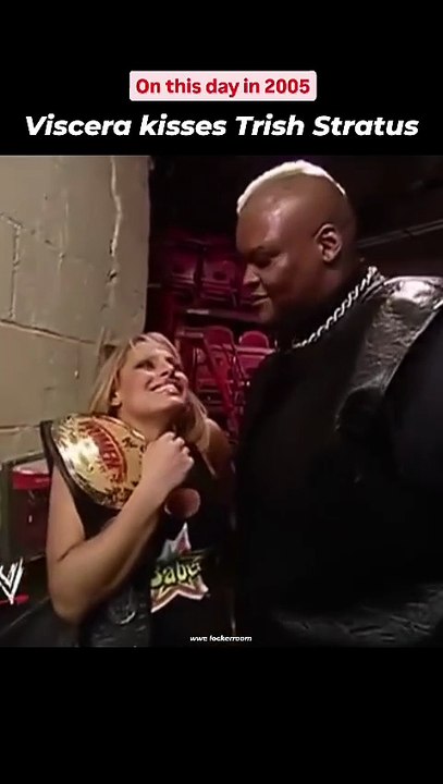 Throwback to 2005, Viscera kissed Trish Status after saving her from Kane~ 18-4-05 📢 Follow @wwe.lockerroom for more such Wrestling contents ✅️ #wwememes #attitudeera #vincemcmahon #johncena #under #undertaker #tr