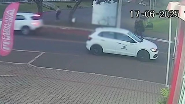 Câmera flagra adolescente sendo atropelada por moto na Avenida Tito Muffato