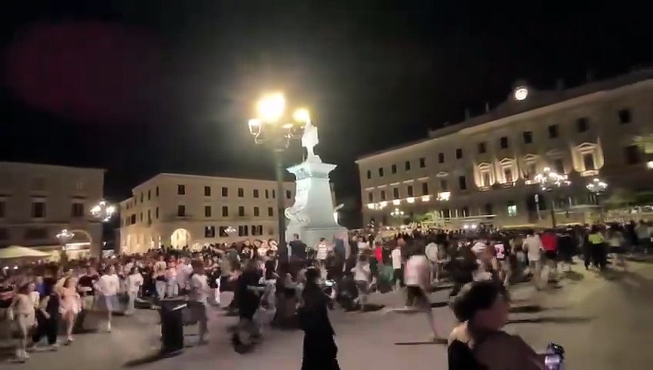 Sassari, notte prima degli esami per centinaia di studenti in piazza d'Italia: rinnovato il rito di buon auspicio