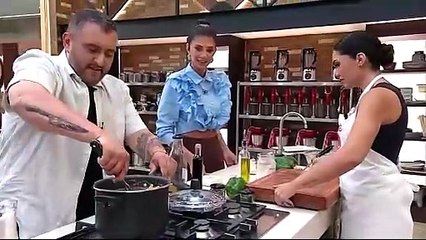 El sufrimiento de Nené al cocinar una  lengua de res