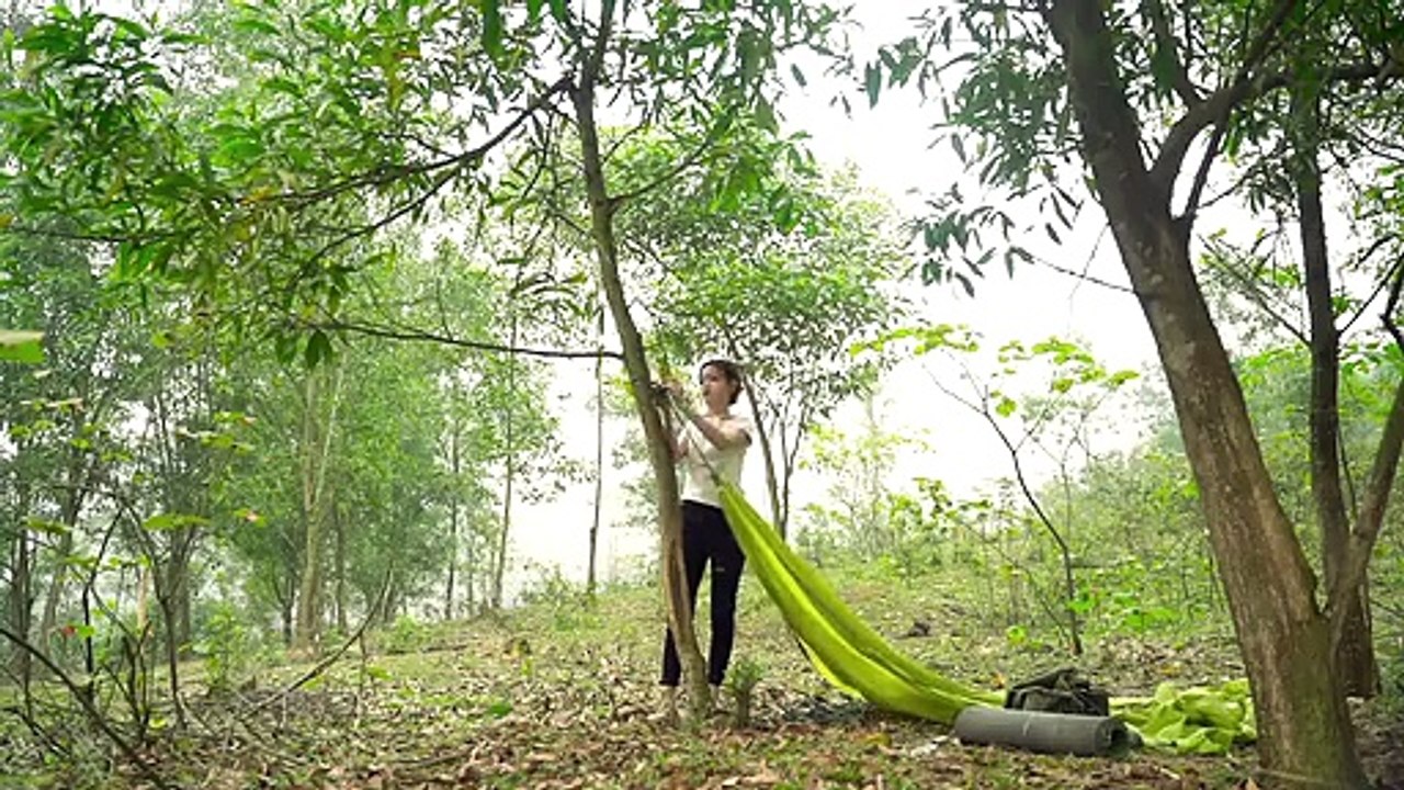 SOLO OVERNIGHT CAMPING IN THE RAIN - RELAXING IN THE TENT WITH THE SATISFYING SOUND OF NATURE - ASMR