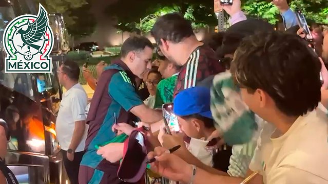 Selección de México: Rafa Márquez y jugadores regalan firmas a los aficiones que los recibieron en el hotel