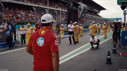 Formula 1 Drive To Survive_S07E04_Carlos Signs