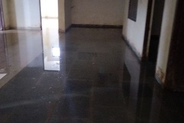 बेसमेंट लबालब, दीवारें पूरी गिली, काई जमी,  कभी भी हो सकती है अनहोनी