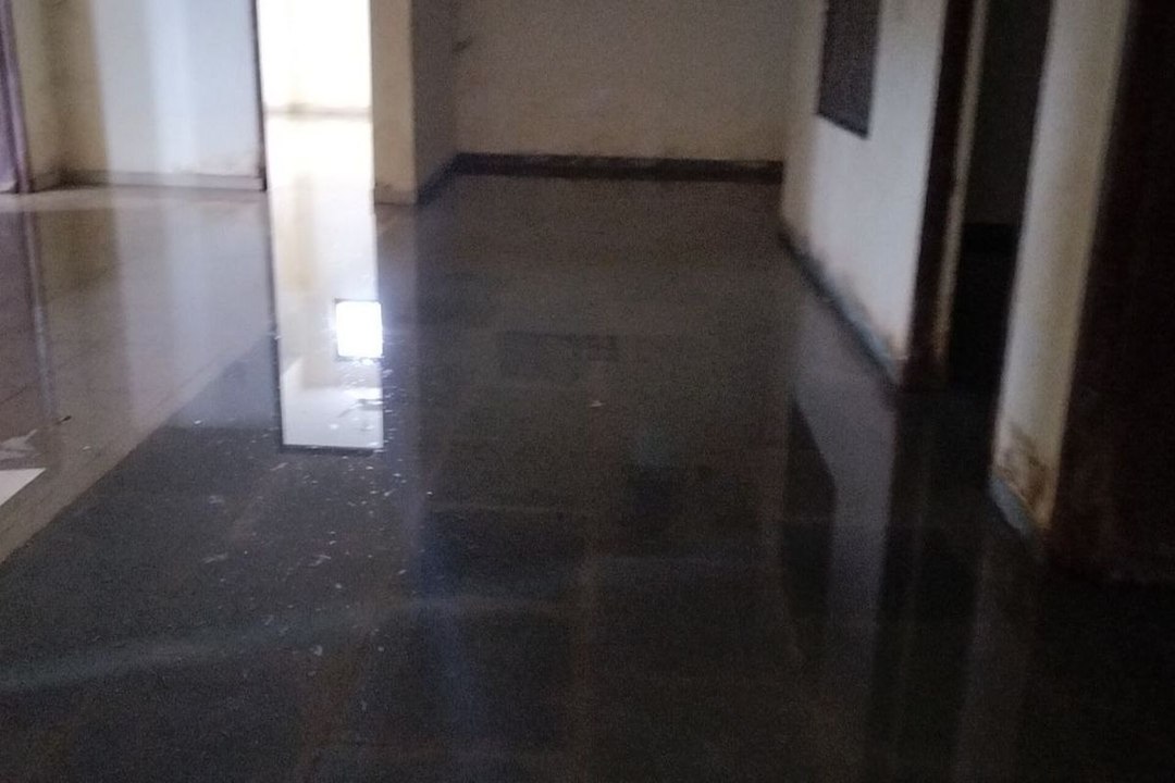 बेसमेंट लबालब, दीवारें पूरी गिली, काई जमी,  कभी भी हो सकती है अनहोनी