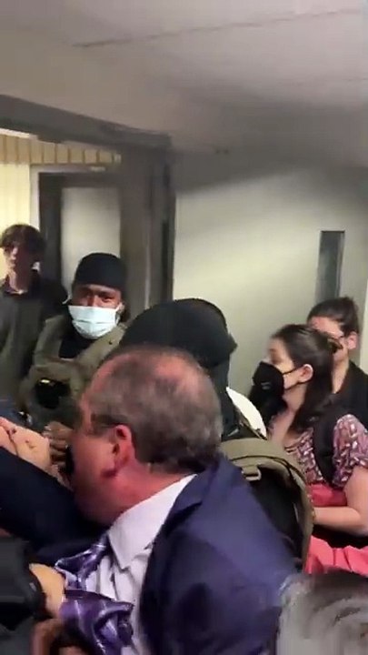 Etats-Unis: Un candidat à la mairie de New York brutalement arrêté et menotté en plein tribunal par la police de l’immigration - Regardez