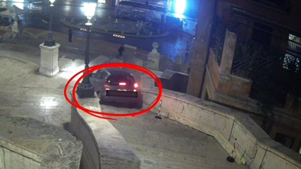 Guidatore impazzito a Roma: in macchina sulla scalinata di Trinità dei Monti