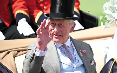 Re Carlo apre Royal Ascot 2025: l'arrivo in carrozza del sovrano con il principe saudita