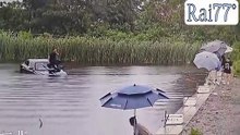Китаец неожиданно утопил своё транспортное средство