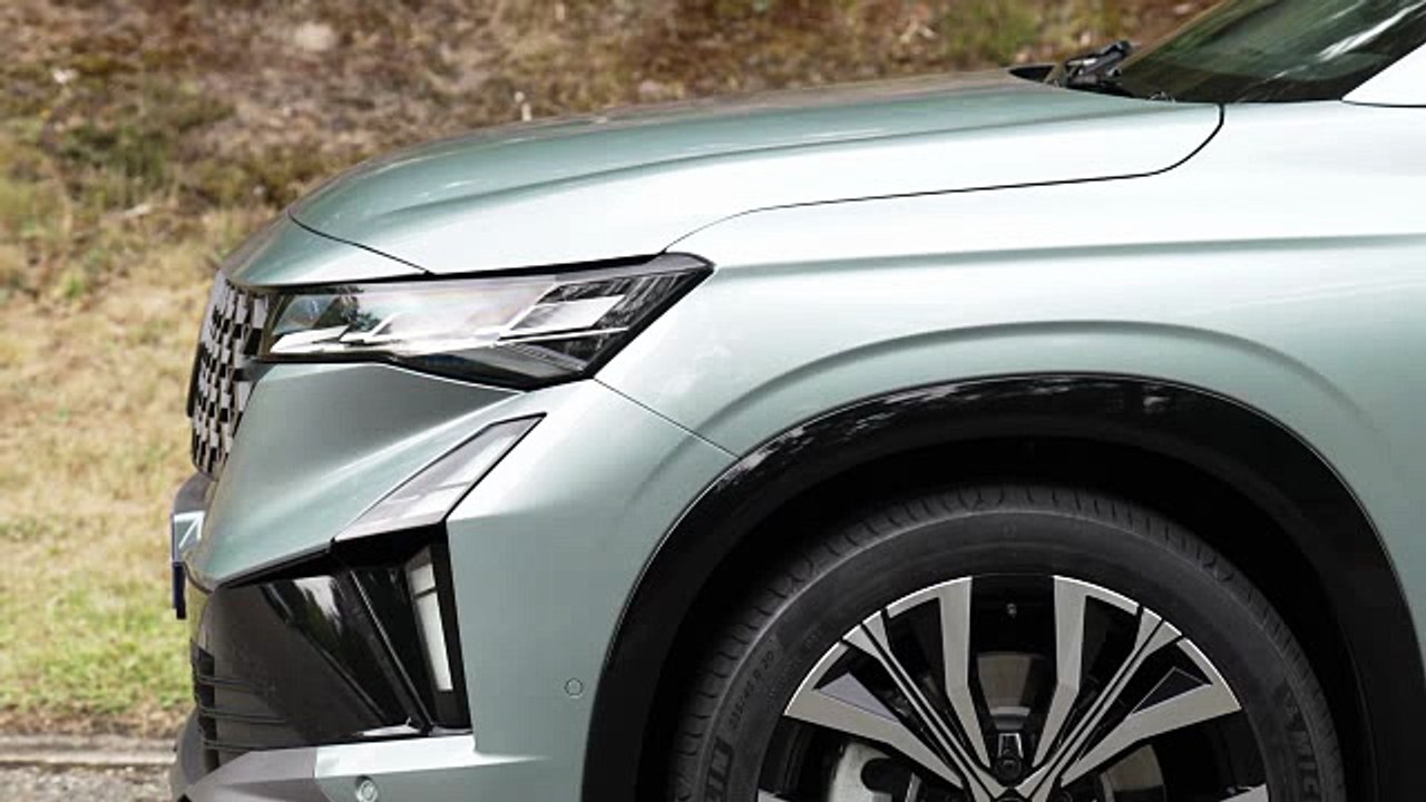 Le Renault Espace adopte un style modernisé marqué par des contrastes