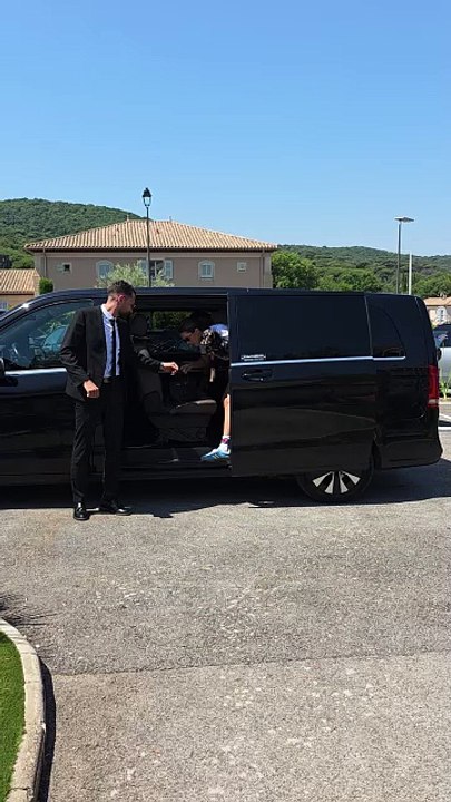 Iris Mittenaere, Antoine Dupont et… Calypso en balade à Saint-Tropez