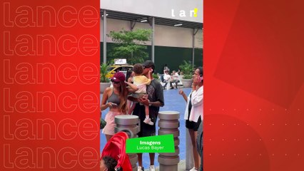 Bruno Henrique caminha por Nova York durante folga