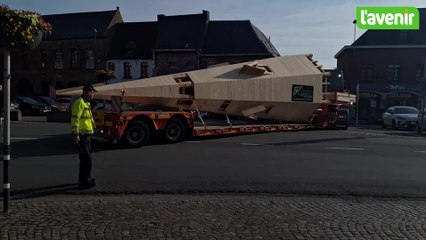 La flèche du nouveau clocher de l'église de Chièvres est arrivée