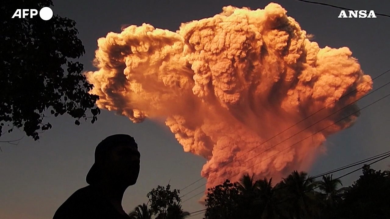 Indonesia, una nube rossa sul tramonto: il vulcano Lewotobi si risveglia