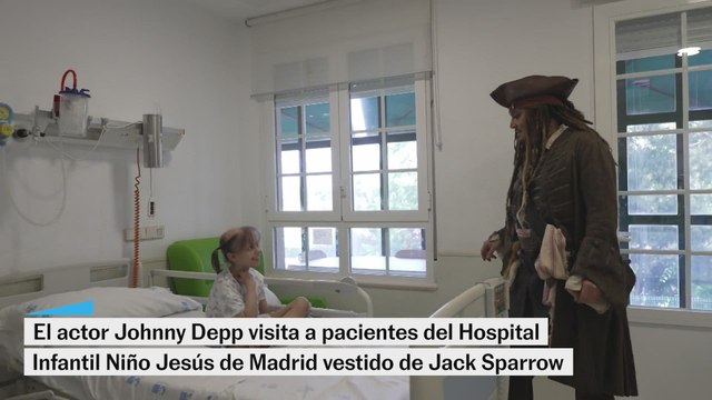 Johnny Depp visita a niños del Hospital Niño Jesús vestido de Jack Sparrow