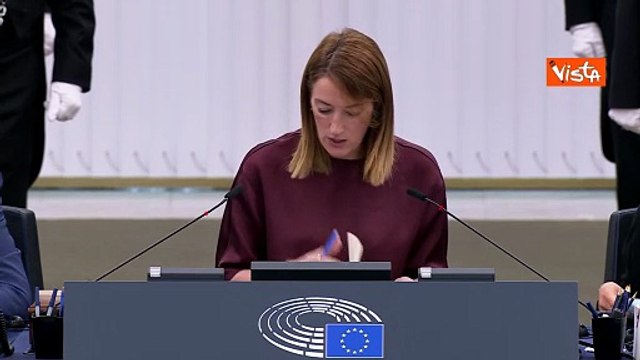 Metsola (Parlamento Ue) augura happy birthday a Kaya Kallas alla sessione plenaria del Parlamento Ue