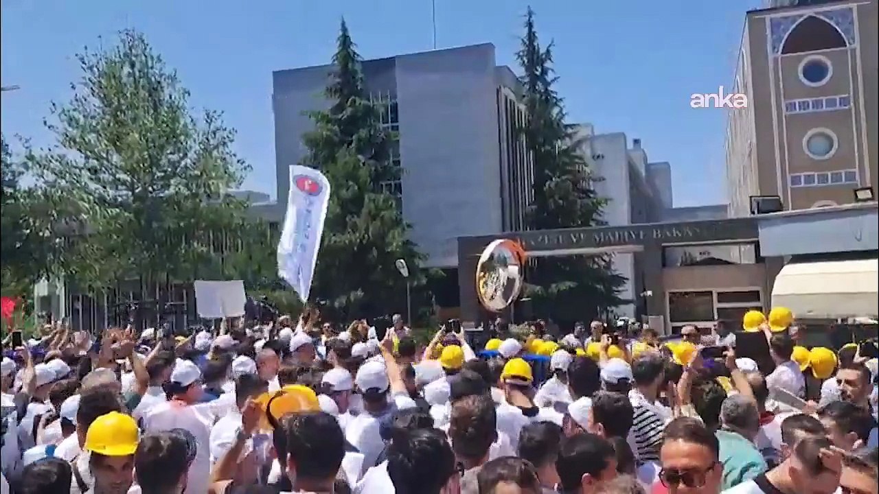 TÜRK-İŞ'e bağlı işçiler düşük zam oranları nedeniyle Hazine ve Maliye Bakanlığı'na tabut bıraktı.
