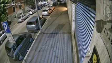 Foggia, bomba distrugge negozio di abbigliamento.