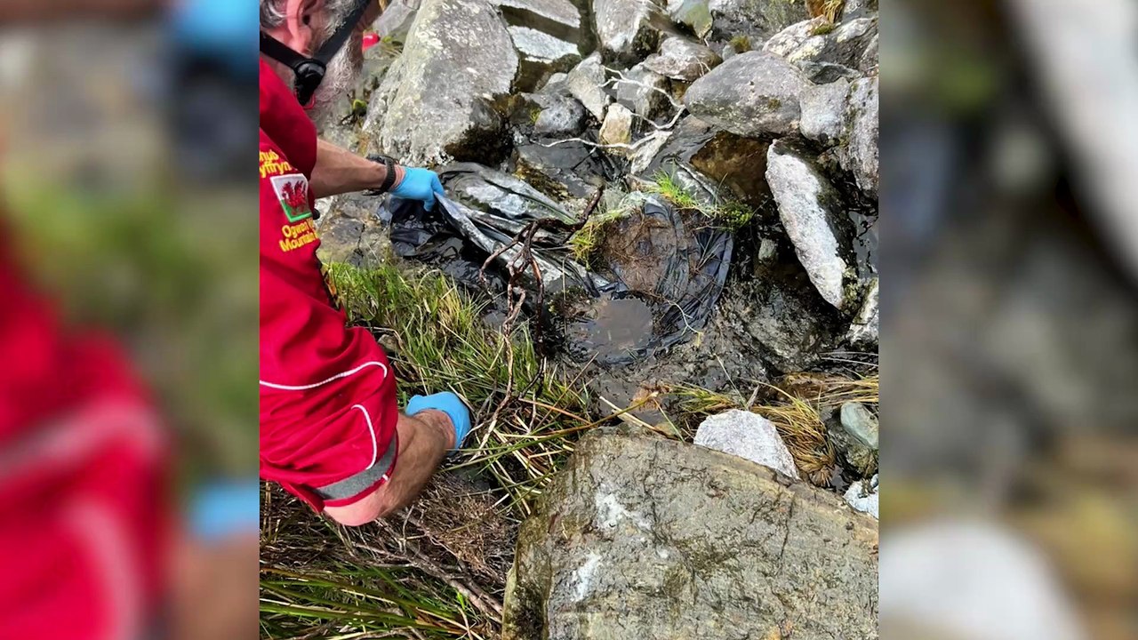 Police officer recounts discovery of lost mountaineers in Eryri