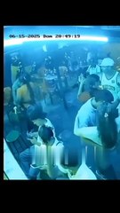 VIDEO: ¡Estaban abrazados! Una mujer falleció mientras bailaba en una fiesta con su pareja