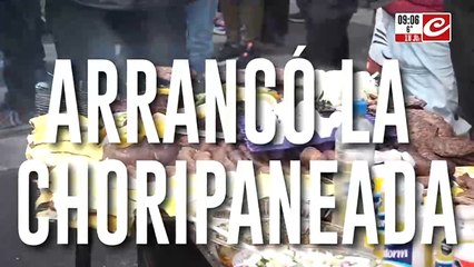 La previa de la marcha arrancó con la choripaneada en la casa de Cristina