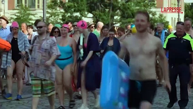 Centinaia di nuotatori nel fiume Sprea per protesta contro il divieto di balneazione