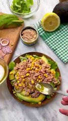 Insalata di mare con crema di avocado e olio al prezzemolo