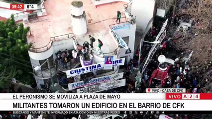 Vecinos del edificio donde reside Cristina Fernández manifestaron su malestar por el control ejercido por militantes de La Cámpora en los accesos al inmueble.