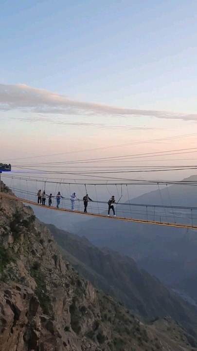 The hanging bridge at Prince Hossam Park in Al-Bahah is attracting people to take a dangerous ride.
