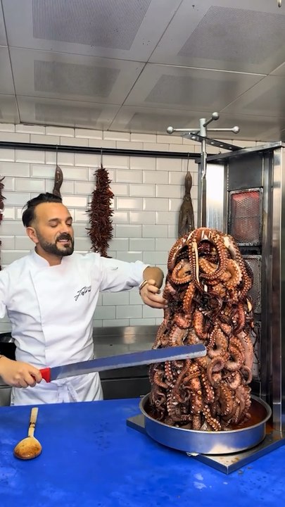 Le kebab de poulpe fait parler de lui.Lancé à Alger en 2023, il s’est vite répandu autour de la Méditerranée.Ankara, Marseille, Londres…Un plat qui intrigue, divise, mais attire.On a voulu comprendre d’où ça vient.