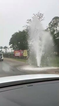 VÍDEO: Vazamento de água forma chafariz em plena BR-280 em Araquari