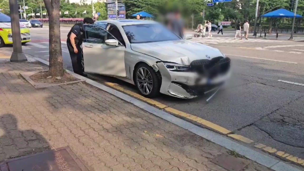 경기 안산 고잔동에서 승용차가 오토바이 충돌...1명 이송 / YTN