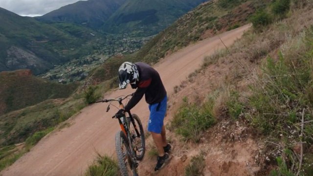 Mountain biking fail: Biker crashes during weekend downhill trip
