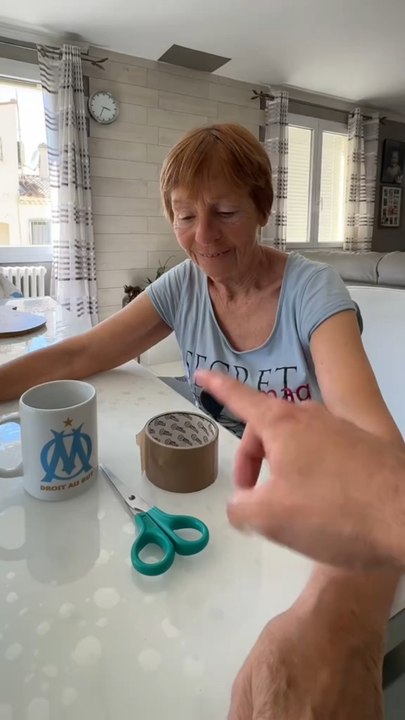 elle me regarde bizarrement mdr