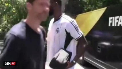 El divertido momento de Rudiger con la acreditación antes de salir al Hard Rock Stadium