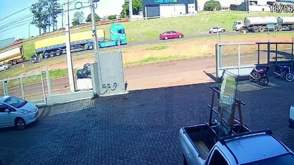 Câmera de segurança registra acidente entre carro e caminhão na BR-277, em Cascavel
