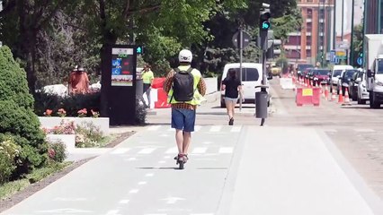 Primer día de uso del carril bici de Isabel la Católica tras su inauguración