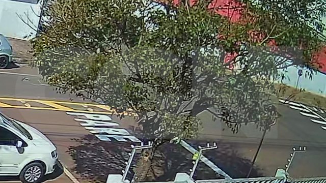 Câmera de segurança flagra momento de colisão entre Polo e Tracker no Centro de Cascavel